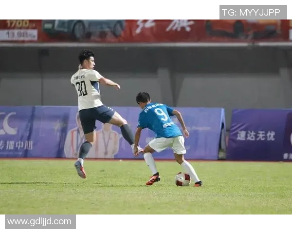 足球明星亲临探访残疾球迷传递温暖与希望的感人故事